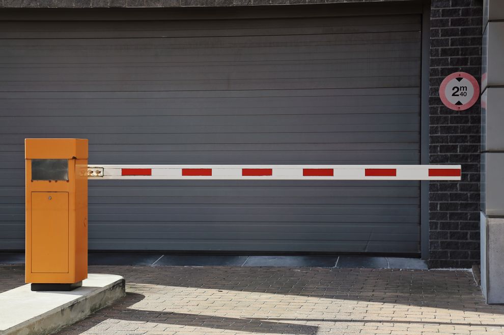 BK Électricité assure une pose personnalisée de votre barrière levante automatique BK Électricité assure une pose personnalisée de votre barrière levante automatique